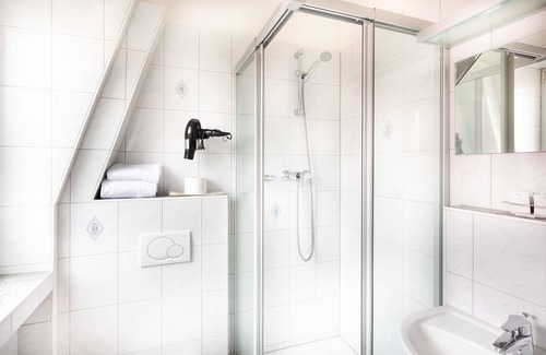 Neumuenster Hotel | Family-Friendly Firzlaffs Hotel Neumünster with Breakfast