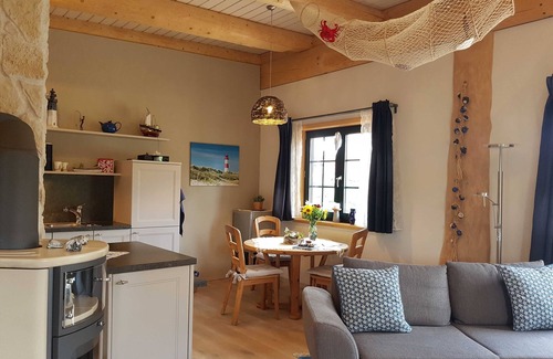 Voehl Apartment | Pet-Friendly Fischerhütte with Ocean Views and Family Amenities