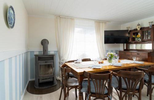 Kroeslin House | Pet-Friendly Fischerhaus: Steps from the Beach, Family Ready