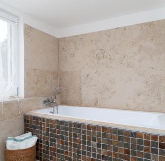 Kroeslin House | Pet-Friendly Fischerhaus: Steps from the Beach, Family Ready