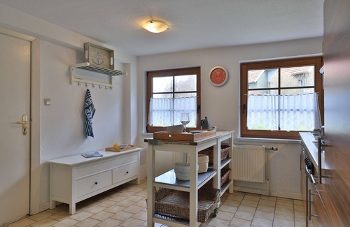 Neukloster Apartment | Pet-Friendly Fischerhaus Whg. Sommerbrise with Ocean Views