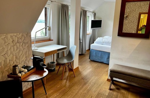 Luetjensee Hotel | Relax at Fischerklause am Lutjensee with Hot Tub & Dining