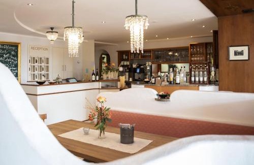 Wasserburg am Inn Hotel | Discover Fischerstüberl Attel: Pet-Friendly with Ocean Views