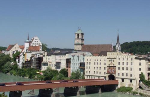 Wasserburg am Inn Hotel | Discover Fischerstüberl Attel: Pet-Friendly with Ocean Views