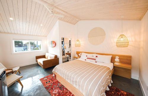 Stinson Beach Hotel | Guest Rated: Fish Board Studio with King Bed & Kitchenette