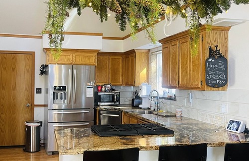 East Shore House | Kid-Friendly Retreat at GG's Lake House Awaits You!