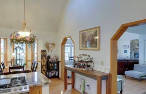 East Shore House | Kid-Friendly Retreat at GG's Lake House Awaits You!