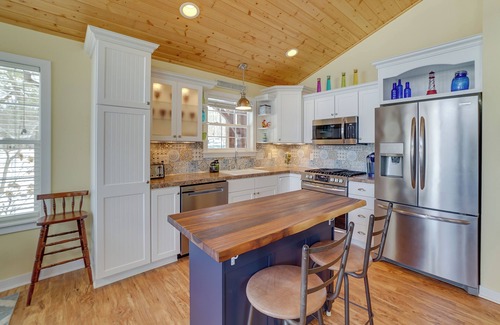 Newaygo Cottage | Ideal Lakeside Cottage with Pontoon, Kayaks & Spa Access