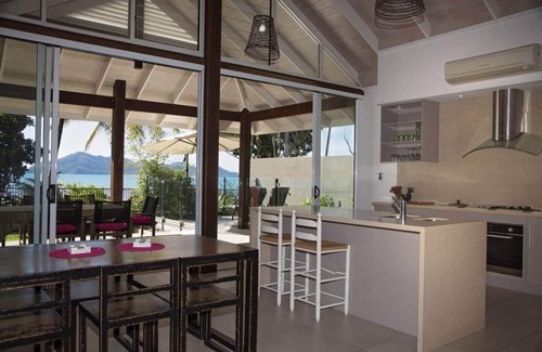 Mission Beach House | Highly Rated Fish on a Fence: Pool, Breakfast & Family Fun