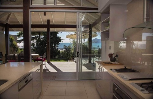 Mission Beach House | Highly Rated Fish on a Fence: Pool, Breakfast & Family Fun