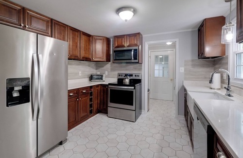 Colonial Beach Cottage | Fish, Relax & Enjoy Lake Views: Colonial Beach Gem
