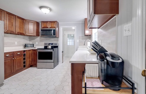 Colonial Beach Cottage | Fish, Relax & Enjoy Lake Views: Colonial Beach Gem