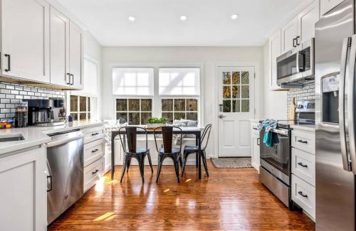 Historic District House | Discover Fisher House - Downtown Annapolis, Pet Friendly Retreat