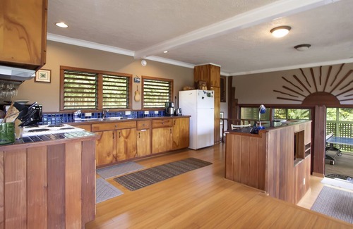 Hana House | Oceanfront Fisher's Hana Bay Hale with Spa & Breakfast