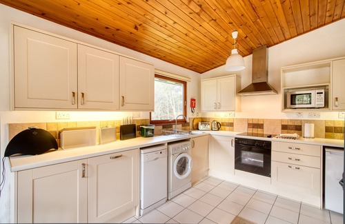 Crianlarich Cottage | Cozy Fisher Retreat with Breakfast for 2 Guests