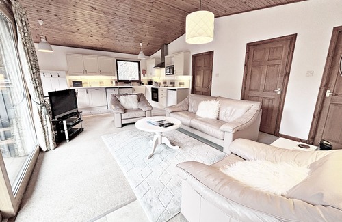 Crianlarich Cottage | Cozy Fisher Retreat with Breakfast for 2 Guests