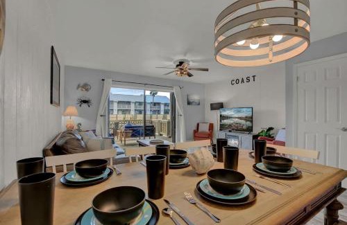 Harbor Oaks House | Relax at Fisherman Friend! Coastal Condo with Pool Access