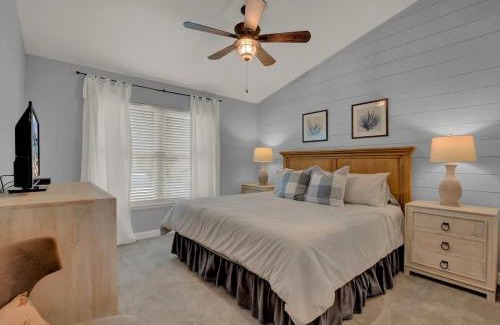 Harbor Oaks House | Relax at Fisherman Friend! Coastal Condo with Pool Access