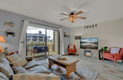 Harbor Oaks House | Relax at Fisherman Friend! Coastal Condo with Pool Access