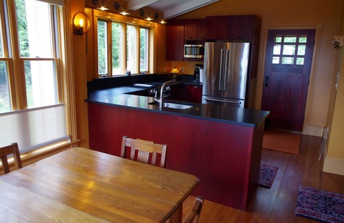 Camden Cottage | Fisherman's Cottage: Pet-Friendly Retreat with Top Amenities