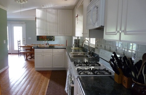 Boydton House | Fisherman's Paradise: Scenic Retreat with Lake Views