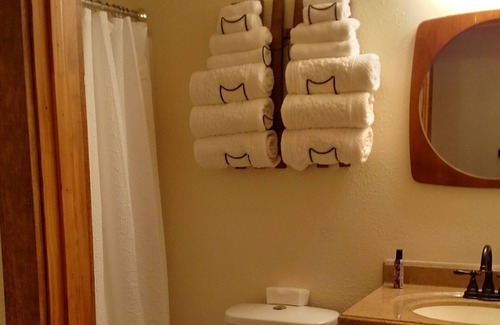 Yantis Apartment | Fisherman's Suite, Private King Bedroom, Two Double beds, Pier, Boat Ramp