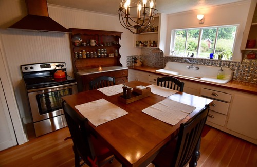 Lopez Island House | Experience Fisherman’s Bay Views in a Historic Farmhouse