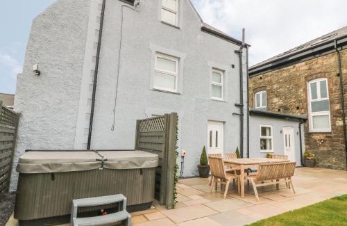 Malltraeth House | Inviting Fishermans Cottage: Pet-Friendly 4-Star Retreat