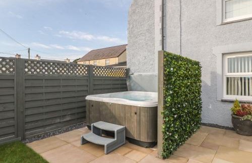 Malltraeth House | Inviting Fishermans Cottage: Pet-Friendly 4-Star Retreat