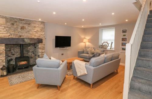 Malltraeth House | Inviting Fishermans Cottage: Pet-Friendly 4-Star Retreat