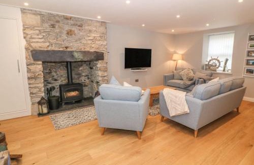 Malltraeth House | Inviting Fishermans Cottage: Pet-Friendly 4-Star Retreat
