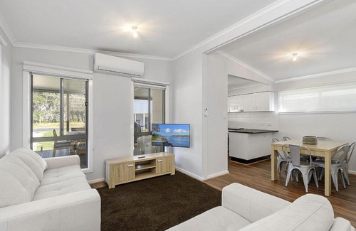 North Haven House | Family-Friendly Fishermans Delight: Pets Welcome!