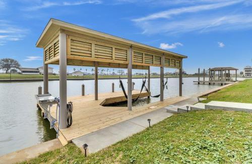 Galveston House | Fisherman's Delight: Pet-Friendly Getaway with Breakfast