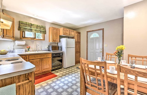 Rice Lake House | Fishermen's Paradise: Fire Pit & Spa on Rice Lake