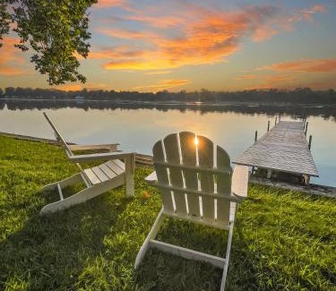 Pierceton House | Serene Lakefront Cottage with Pet-Friendly Amenities