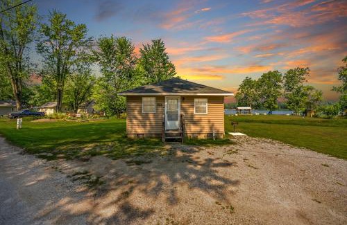 Pierceton House | Serene Lakefront Cottage with Pet-Friendly Amenities
