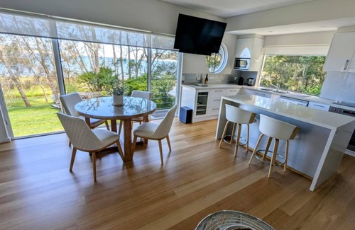 Smiths Lake House | Intimate Fishtales: Couples-Only Waterfront Escape Awaits
