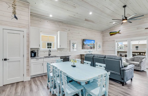 Palm Harbor House | Seaside Retreat: Poolside Bliss, Steps to Dining & Fun!