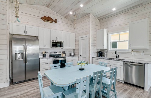 Palm Harbor House | Seaside Retreat: Poolside Bliss, Steps to Dining & Fun!