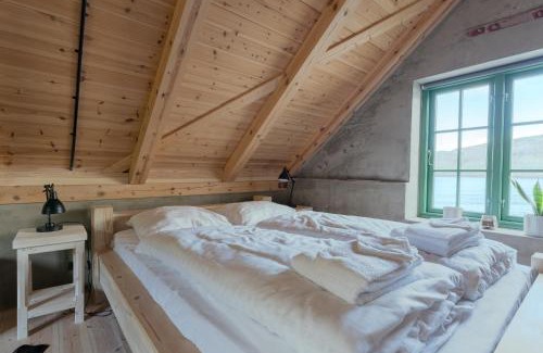 Streymoy House | Fiskahúsið - Waterfront Cabin - Stunning Views