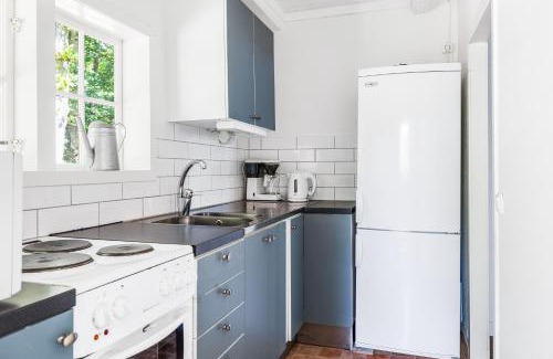 Sjobo House | Quaint Fiskestugan: Countryside Cottage by the Lake