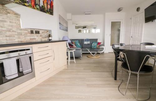 Newquay Apartment | Fistral Drift: Pet-Friendly Retreat with 4-Star Comfort