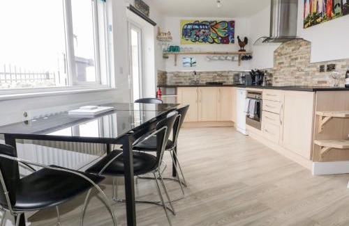 Newquay Apartment | Fistral Drift: Pet-Friendly Retreat with 4-Star Comfort