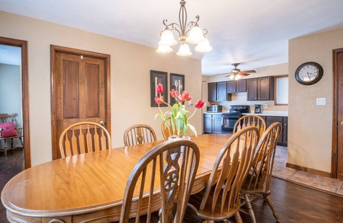 Pekin House | Ideal Retreat for Groups with Hot Tub & Spa Amenities