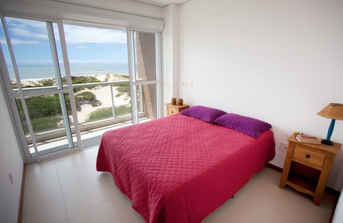 Lagoa Pequena Apartment | Idyllic Beachfront Retreat with Ocean View and Pool Access
