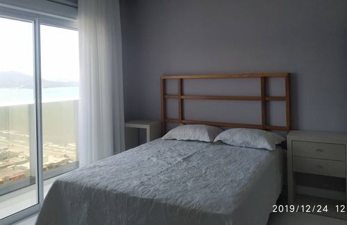 Andorinha Apartment | Elegant 4-Suite Retreat with Parking at Meia Praia