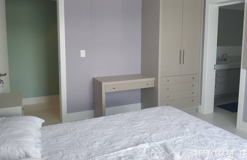 Andorinha Apartment | Elegant 4-Suite Retreat with Parking at Meia Praia