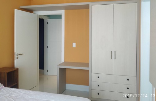 Andorinha Apartment | Elegant 4-Suite Retreat with Parking at Meia Praia