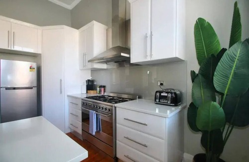 Wagga Wagga House | Waterviews: Perfect Family Retreat in CBD with Kitchen