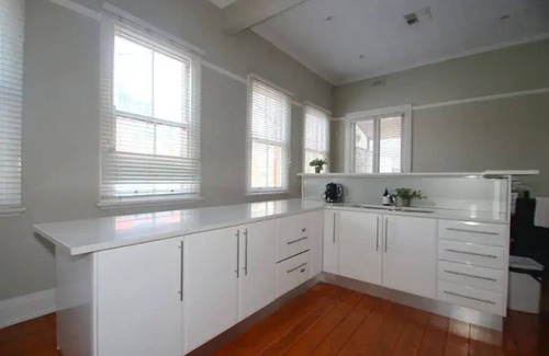 Wagga Wagga House | Waterviews: Perfect Family Retreat in CBD with Kitchen